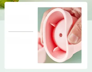Nahaufnahme der Flexibilität dieser rosa Silikon-Eiskugelform in Lebensmittelqualität