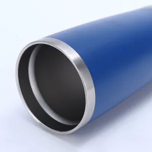 Nahaufnahme des blauen 20oz Edelstahl-Vakuumbechers mit glattem, poliertem Rand