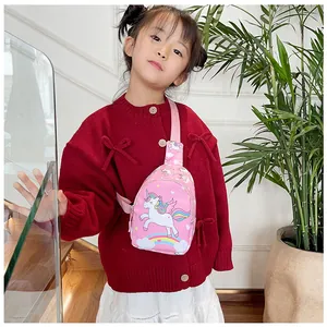 Détail d'un joli sac de poitrine licorne rose porté par une petite fille élégante