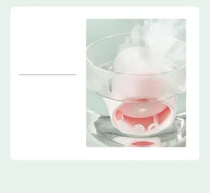 Detailansicht der lebensmittelechten rosa Silikon-Eiskugelform, die mit kochendem Wasser sterilisiert wird