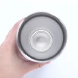 Nahaufnahme des polierten 304 Edelstahl-Innenraums von einem 20oz Vakuum-Isolierbecher