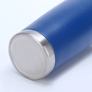 Detailansicht des robusten Edelstahlbodens eines blauen 20-Unzen-Thermobechers