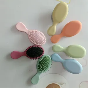 Vista superior de cepillos para el pelo macaron de colores, dispuestos en un círculo