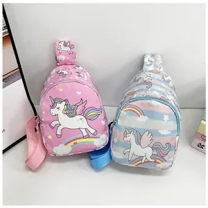 Vue détaillée des sacs de poitrine licorne pour enfants en rose et bleu avec sangles.