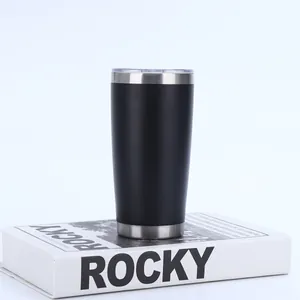 Nahaufnahme von 20oz mattschwarzem vakuumisoliertem Edelstahl-Becher auf weißem Deko-Buch