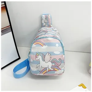 Vue détaillée d'un sac bandoulière pour enfant avec motif licorne et arc-en-ciel.