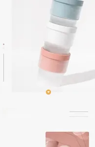 Detailaufnahme der matten Textur und Pastellfarben stapelbarer Eisballformen aus Silikon