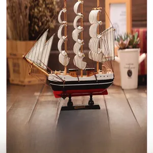 Vista laterale dettagliata di un modello di barca a vela in legno in stile mediterraneo