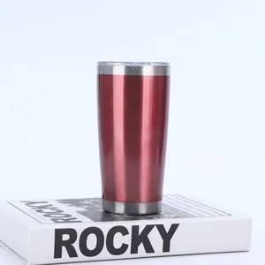 Detailansicht eines metallisch roten 20oz Edelstahl-Vakuum-isolierten Reisebechers