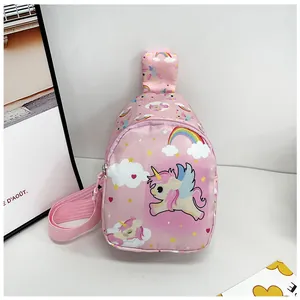Vue détaillée du sac de poitrine rose pour enfants avec motifs licorne et arc-en-ciel