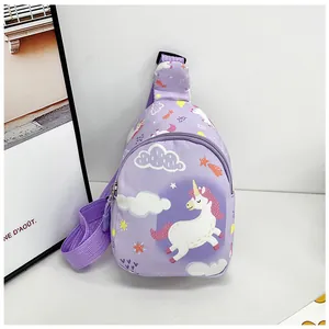 Vue détaillée de l'imprimé licorne violet mignon sur le sac de poitrine pour enfant