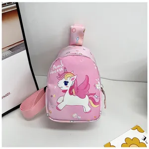 Gros plan sur un sac de poitrine rose pour enfant avec motif licorne ailée