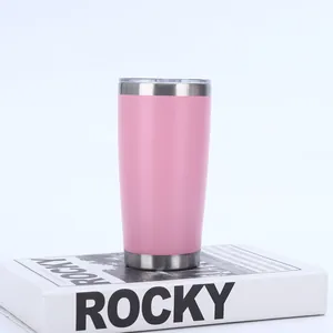 Rosa 20oz vakuumisolierter Edelstahlbecher auf minimalistischem weißem Buch-Hintergrund