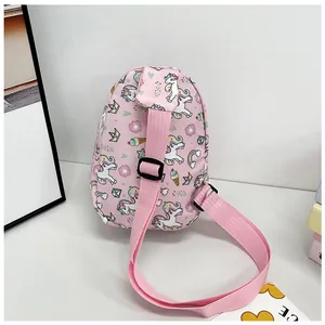 Sac de poitrine rose pour enfant avec motif licorne et détail de bandoulière réglable