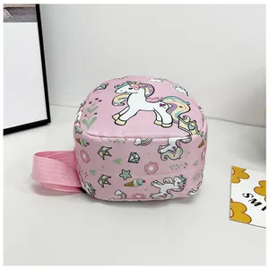 Gros plan d'un sac de poitrine rose pour enfant avec motifs licorne et couronne