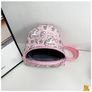 Gros plan d'un petit sac bandoulière rose pour enfant avec un joli motif de licorne