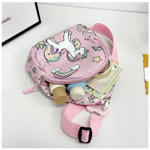 Détail du sac de poitrine licorne rose ouvert montrant sa capacité de rangement