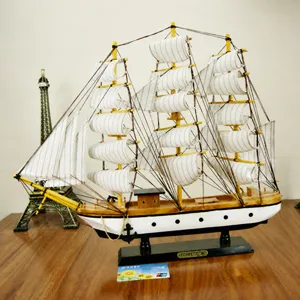 Detail van een groot 50cm houten mediterraan zeilbootmodel als bureau-ornament