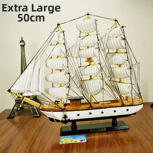 Dettaglio di un modello di barca a vela mediterranea in legno da 50 cm per scrivania