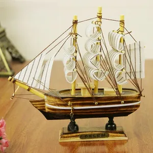 Primo piano di un modellino di barca a vela in legno da 16 cm in stile mediterraneo per decor