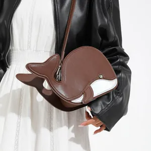 Borsa a tracolla per bambini a forma di balena marrone con dettagli luccicanti.