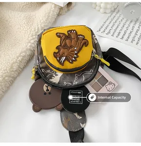 Vue détaillée du sac de poitrine pour enfants avec motif de dinosaure et capacité