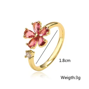 Detailoverzicht van roze zirkoon bloemring met een diameter van 1,8 cm en een gewicht van 3 g
