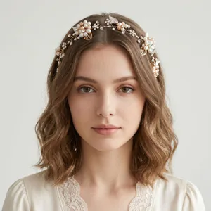 Gros plan détaillé d'un bandeau artisanal en perles et feuilles de style Mori sur modèle