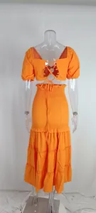 Vue arrière détaillée de l'ensemble deux pièces orange avec crop top et jupe longue à volants
