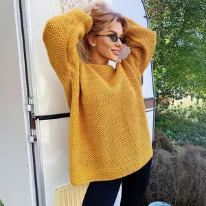 Modischer gelber Strickpullover mit Rundhalsausschnitt für Damen im herbstlichen Freien