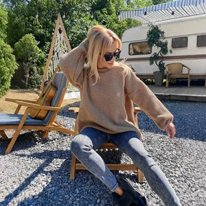 Grober Strickpullover für Damen in Camel, ideal für herbstliche Camping-Atmosphäre.