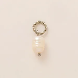 Pendentif perle baroque minimaliste avec anneau en métal argenté torsadé sur fond beige