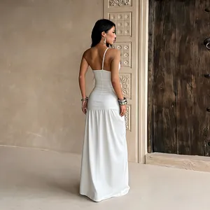 Robe longue blanche élégante à une épaule, plissée avec fente ligne A.