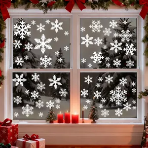 Autocollants de fenêtre flocons de neige blancs sur une vitre dans un décor de fête