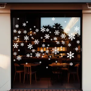 Autocollants de fenêtre flocon de neige blanc sur porte vitrée de café pour l'hiver.