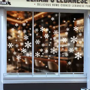 Stickers flocons de neige statiques décorant la vitrine en verre d'un restaurant