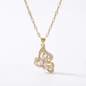 Elegante collana a farfalla placcata in oro con brillanti zirconi bianchi.