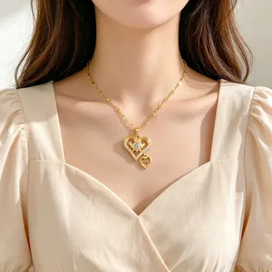 Collier élégant en acier au titane doré avec pendentif double cœur en zircon pour femme.