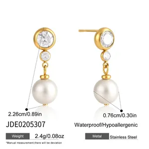 Elegante goudkleurige rvs hangeroorbellen met witte parel en sprankelende zirkonen