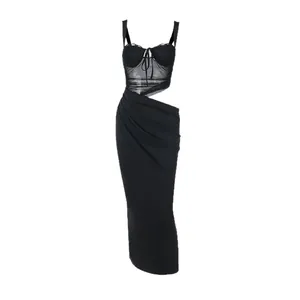 Elegante abito lungo nero con cut-out, inserti in mesh e dettagli drappeggiati