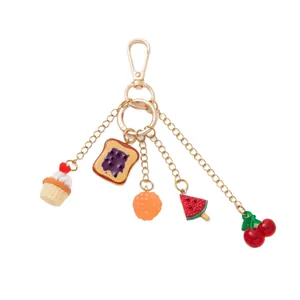 Kleurrijke sleutelhanger in voedselthema met cupcake toast en fruit voor tassen