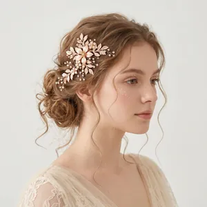 Elegante fermaglio per capelli fatto a mano con foglie in oro rosa e perle sulla modella.