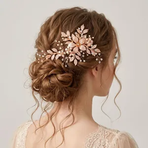 Elegante pettine per capelli floreale in oro rosa con perle e cristalli per sposa.