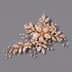 Fermaglio per capelli fatto a mano con foglie, perle e cristalli in oro rosa.