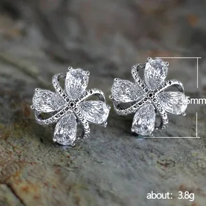 Detailansicht funkelnder, silberner Zirkonia-Blumenstecker für Damen mit Mikropflasterung