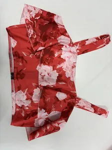 Détail de l'imprimé floral rouge et des volants de ce haut d'été élégant à bretelles