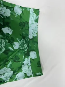 Gros plan détaillé de l'imprimé floral pivoine vert sur un long jupon d'été léger