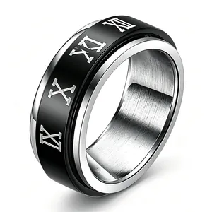 Gros plan d'une bague rotative en acier titane avec chiffres romains sur bande noire