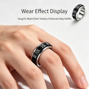 Gros plan d'une bague rotative en acier inoxydable noir et argent avec chiffres romains.