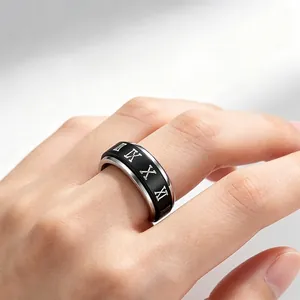 Détail d'une bague rotative en acier inoxydable avec chiffres romains portée par un mannequin.